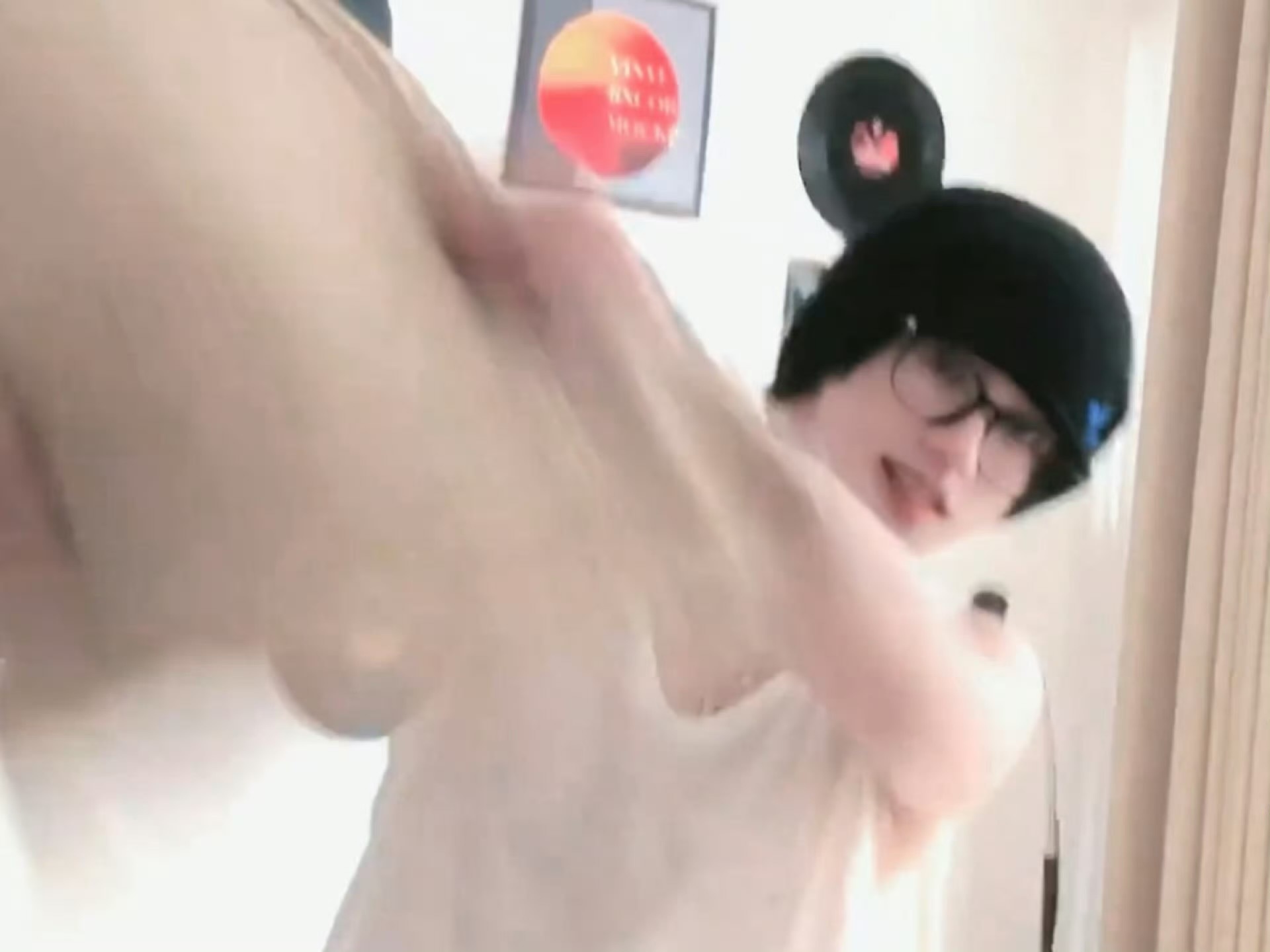 她的睫毛弯的嘴角无预警的对我笑 