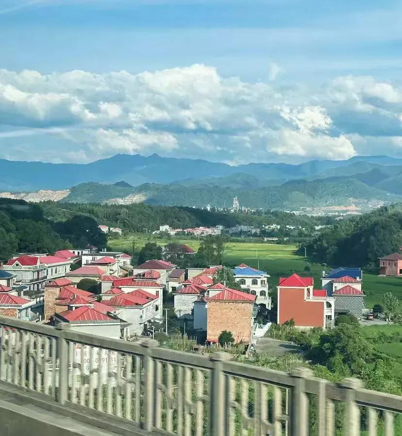 去了一趟湖南，发现湖南农村房子比广东农村漂亮不少，都是琉璃瓦斜顶，而广东农村多数