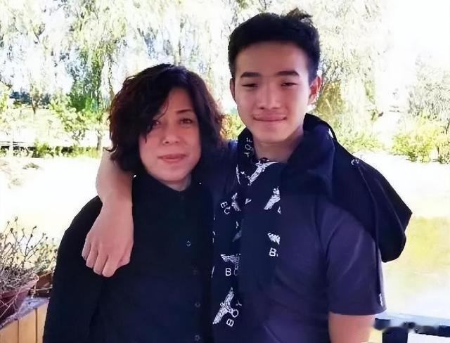哈尔滨聋哑弃婴被生母塞进旅行袋扔客运站，养母离婚卖房培养成国标舞冠军，生母看电视