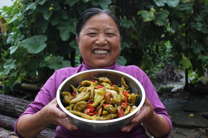 腌酸菜放盐不放盐可是个有讲究的事儿。单纯放盐可不行，很多人只放盐，腌出的酸菜容易