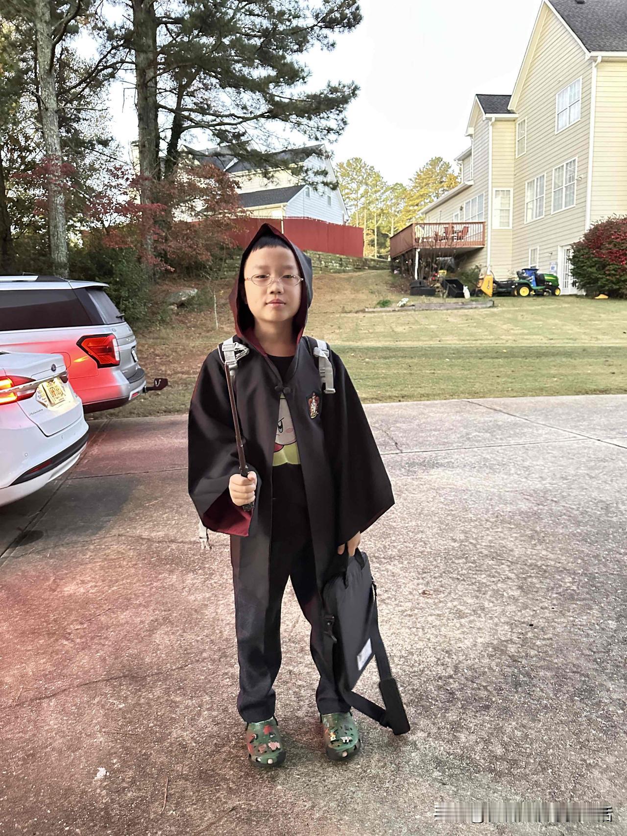 对于美国的小朋友来说，万圣节大概就是他们的“六一儿童节”吧！

今天一早，我家两