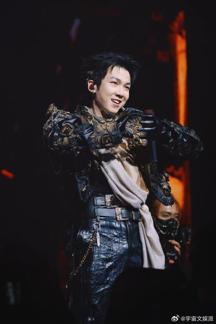 白举纲你神图有了 哇哦！白举纲这张图里，光与他的互动太奇妙，整个人散发着迷人光彩