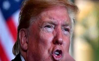 有人把特朗普的剧本翻了出来，第二季的打法，简单粗暴得让人头皮发麻。
一上来，镜头