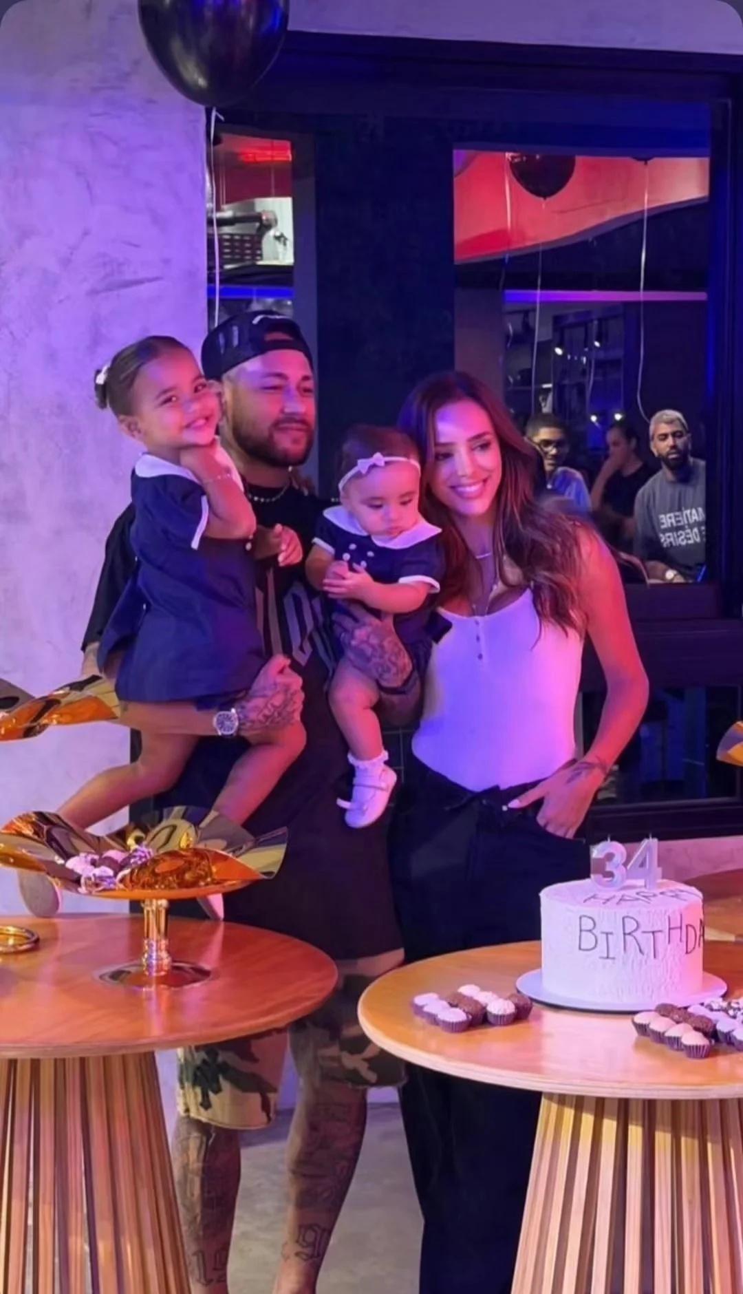 一家四口太养眼啦🥹
布鲁娜比安卡迪 mavie 内马尔 一家四口 温馨的画面 