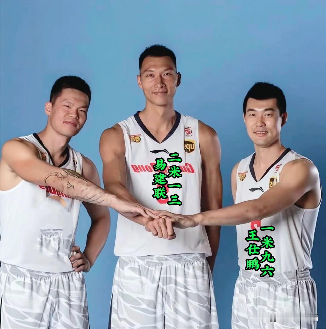 这张合影里，只认出年轻时的易建联和王仕鹏。
左一这位男士没认出来，你知道是谁吗？