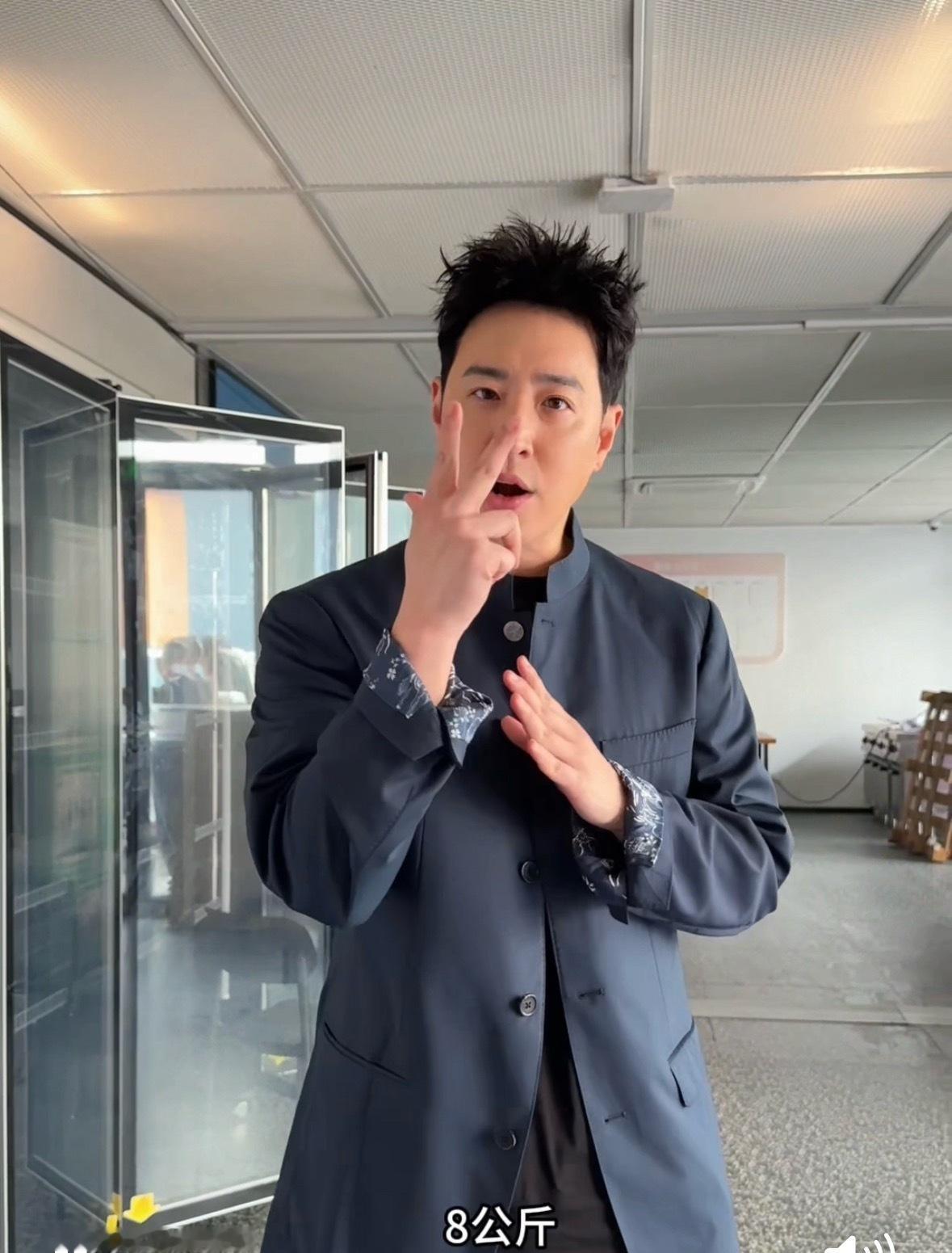 潘玮柏第一次对吃感到崩溃百厨大战被网友吐槽体型直接记到现在，瘦了16斤特意翻旧衣