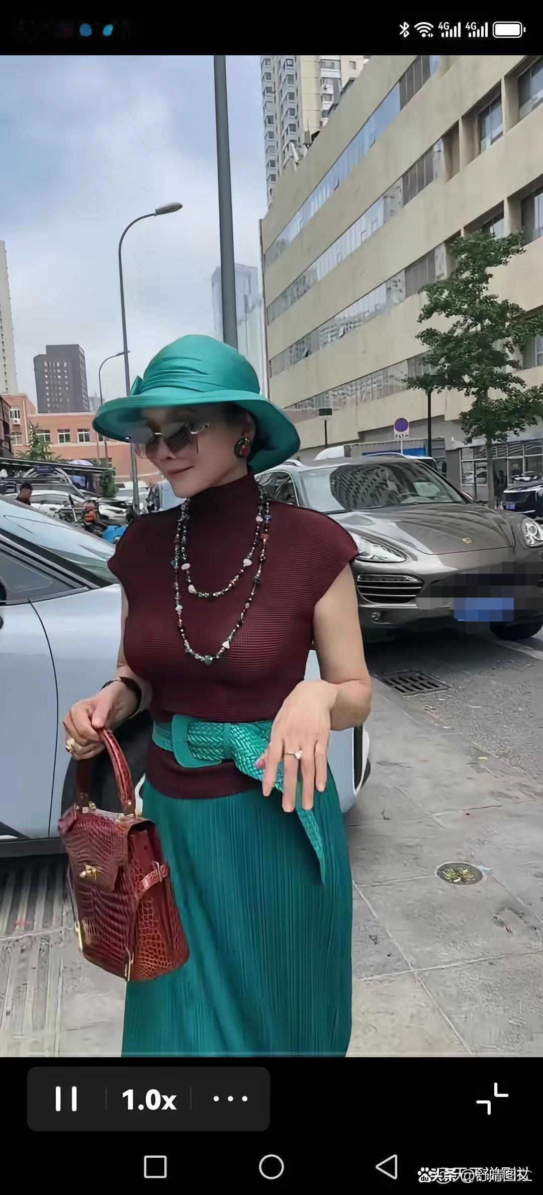 外甥女结婚，姨妈穿成这样。
是不是有点过了。
这又不是去海边度假还戴个遮阳帽。