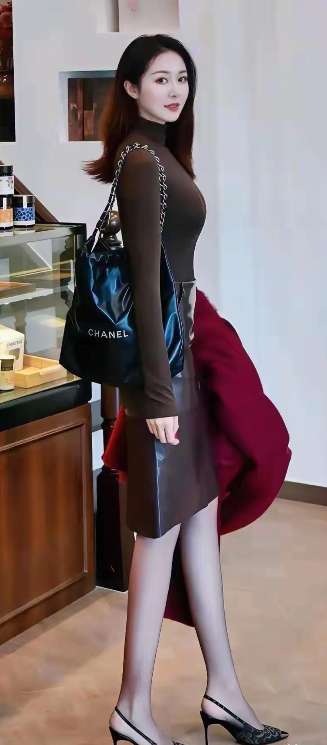 香囊美人倚，芳影入画来。