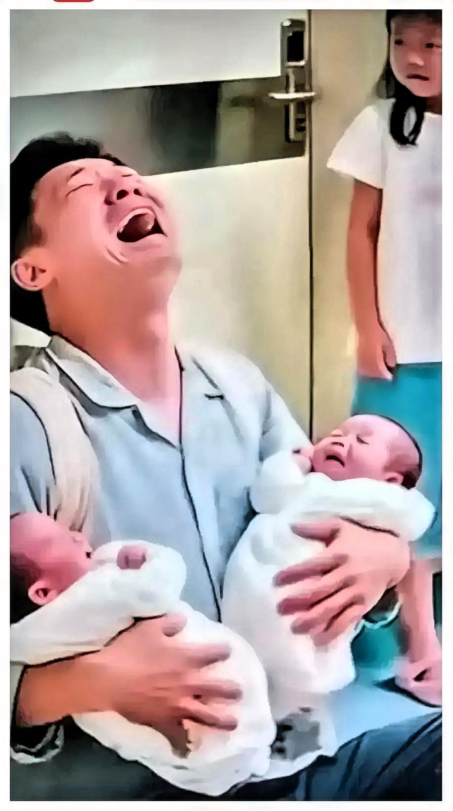 产房门口那哥们直接哭成泪人，原因是老婆提前十个月告诉他肚子里是俩儿子，结果护士抱