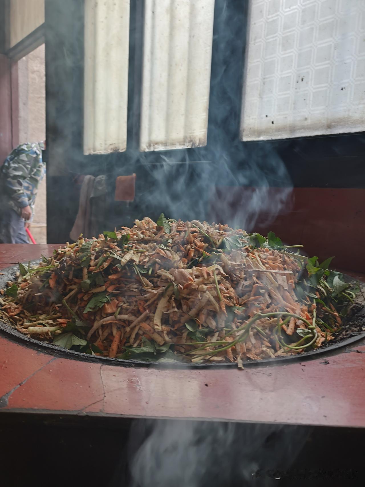 城里的猪都是饲料猪，你有多久没有吃农村的熟食猪，饲料猪跟熟食猪有什么区别，在农村