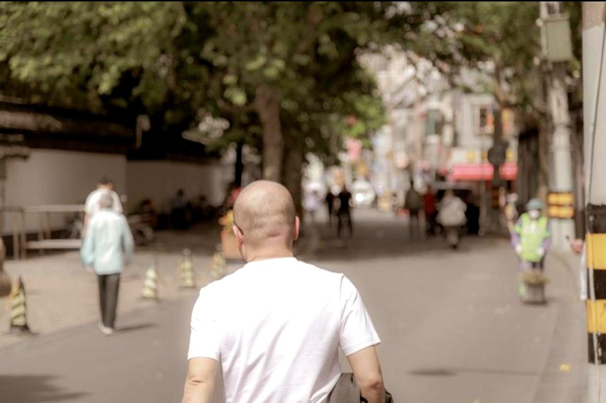 傍晚在超市排队时，忽然一排“亮顶”晃着眼。
姐夫54，顶心几乎见光，边上只绕一圈