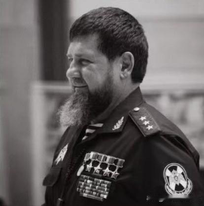 车臣领导人卡德罗夫对泽连斯基昨天提议“美国再来一次抓捕马杜罗的行动，抓捕车臣领导