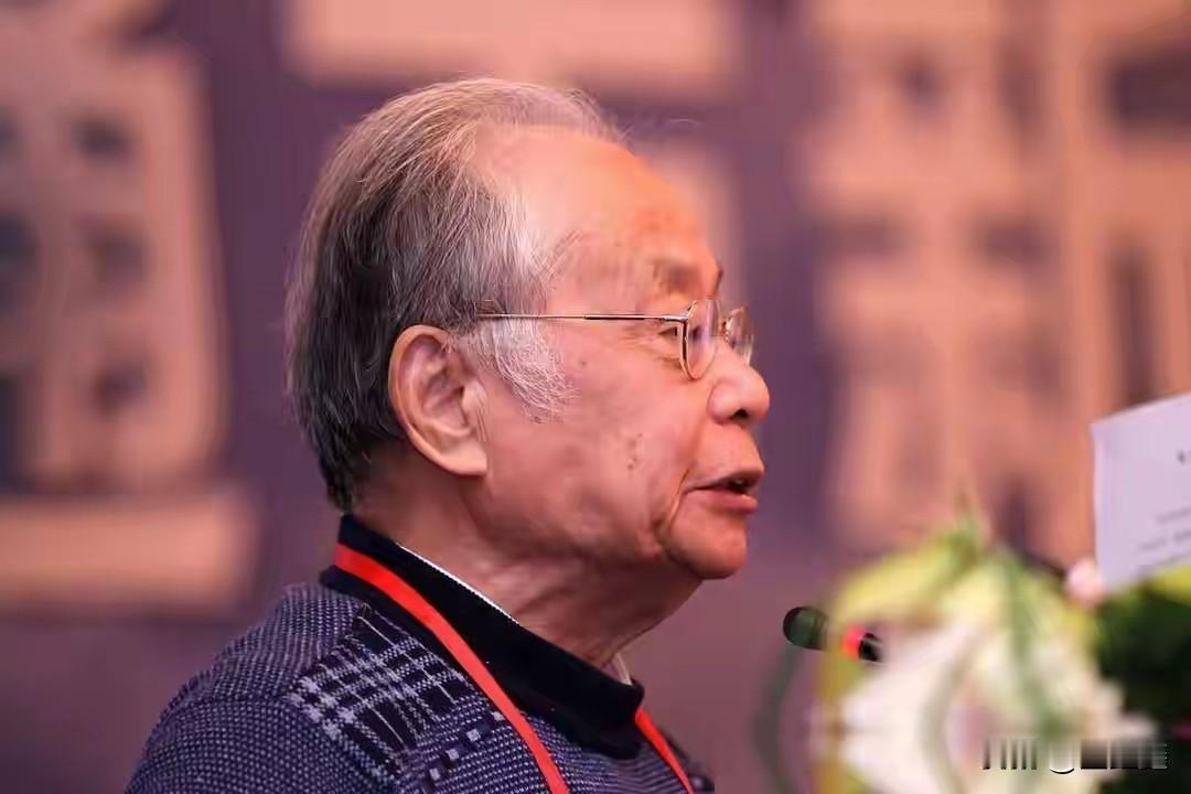 九十九岁这个年纪，按理说该在书房里翻翻旧稿，喝喝茶。可何祚庥不肯。社交账号上时不
