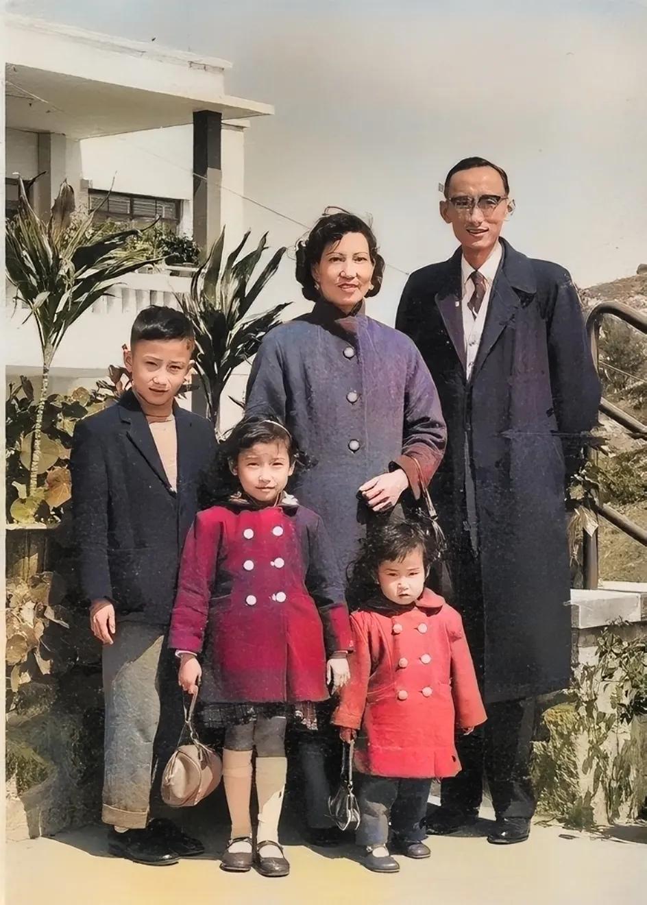 民国时期，上海，一个上层家庭的合影，照片中的男主人儒雅帅气，女主人留着时髦的发型