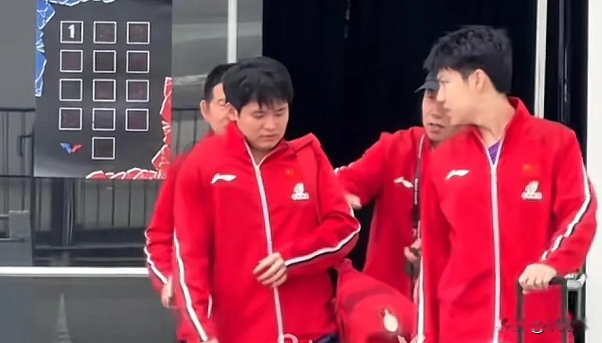 国家队把资源给林诗栋倾斜一些吧！
今天看到林诗栋、黄友政，队医一起出场馆。林诗栋
