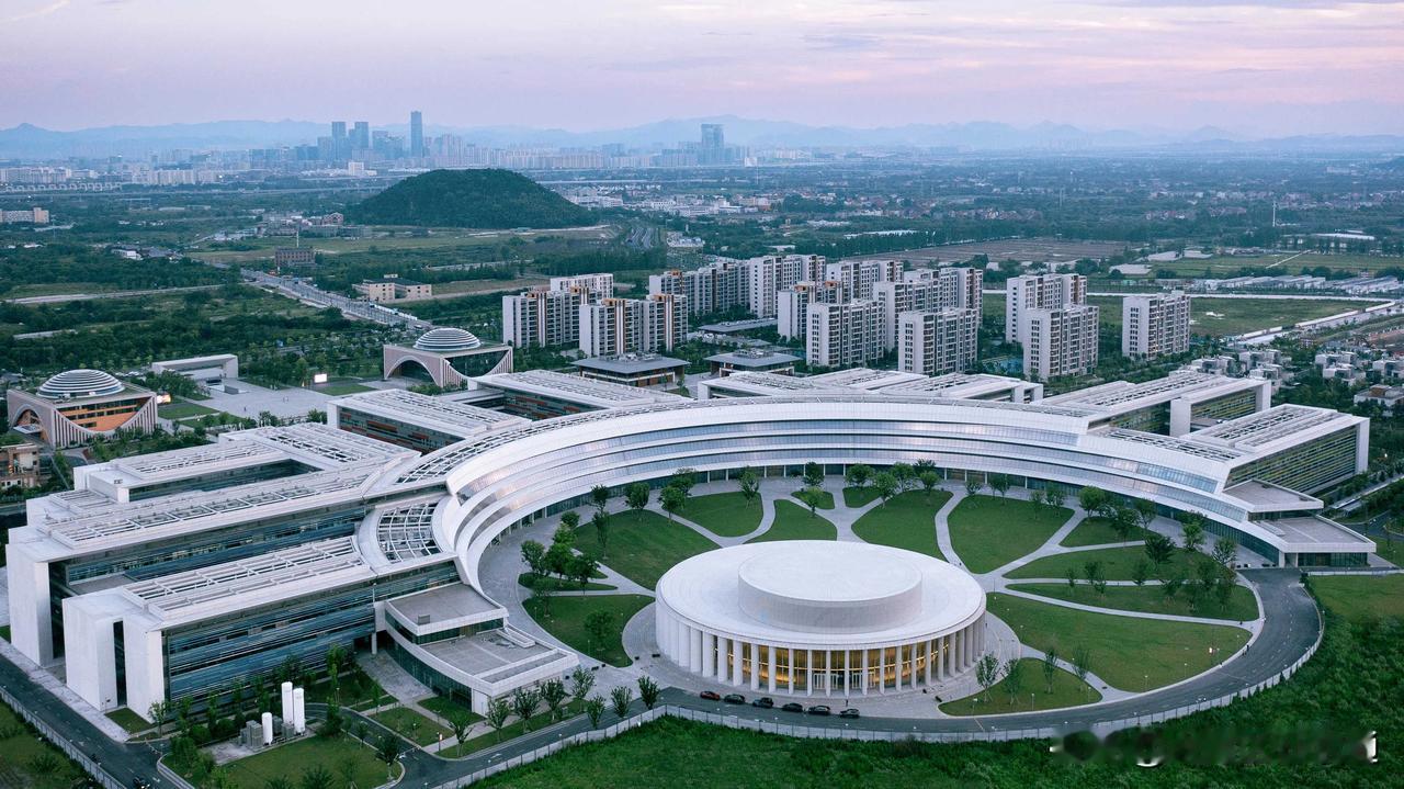 西湖大学虽然是民办大学，但参照公办大学收取学费和住宿费，和大部分民办大学每年几万