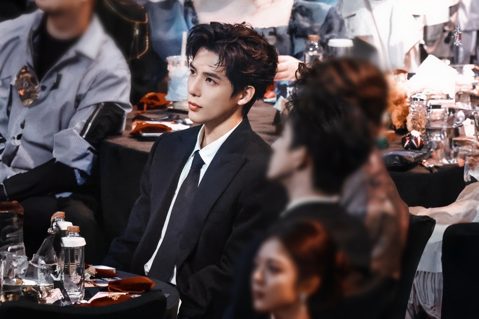 王安宇领奖这段路走得好意气风发 走路带风，眼里有光！王安宇上台领奖的这段路，走出