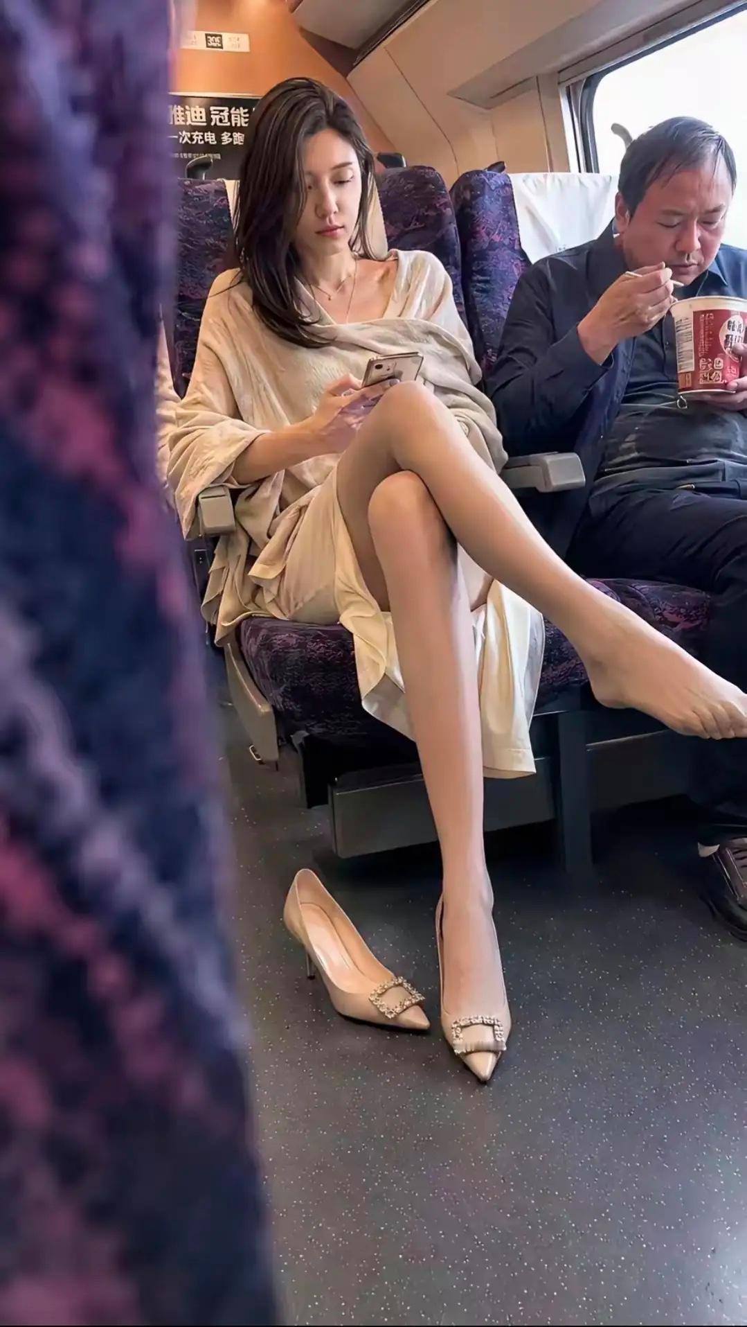 女人在公共场合下赤脚来回晃悠不尴尬吗？？？ ​​​