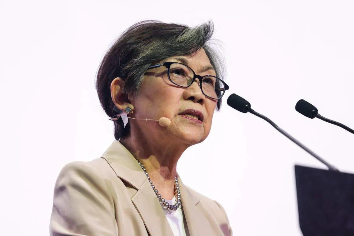 新加坡联合早报今天（9月17日）写道：“冷战结束以来，世界已历经三次‘中国冲击’