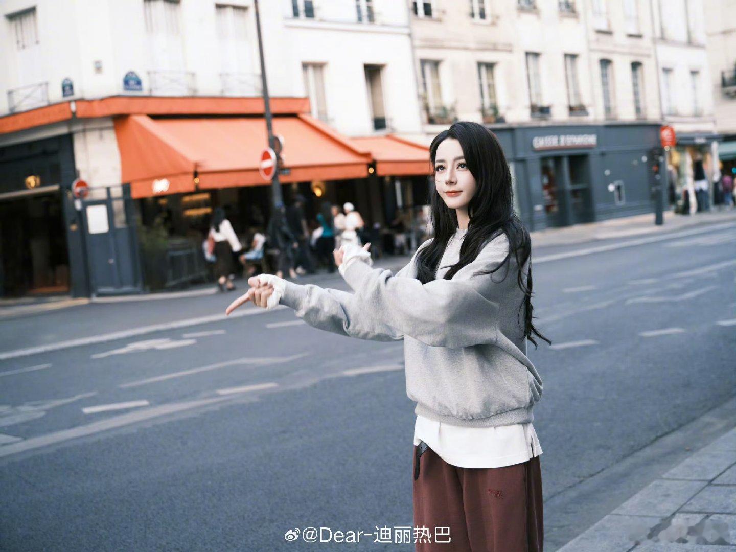 迪丽热巴连路人背影都打码了迪丽热巴给路人背影打码 迪丽热巴好美 ​​​
