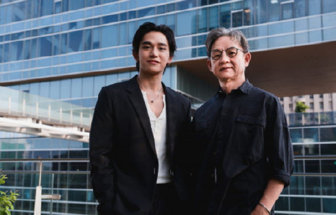 导演说黄旭熙敏感纯净导演说找黄旭熙是挖到宝了 黄旭熙主演电影《时候》导演曹瑞原盛