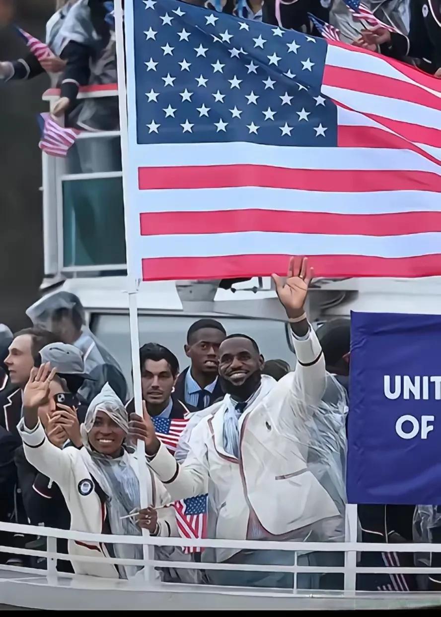 埃菲尔铁塔下的🇺🇸美国男篮整装待发！出发前美国队员们穿上美美的校服要去参加“