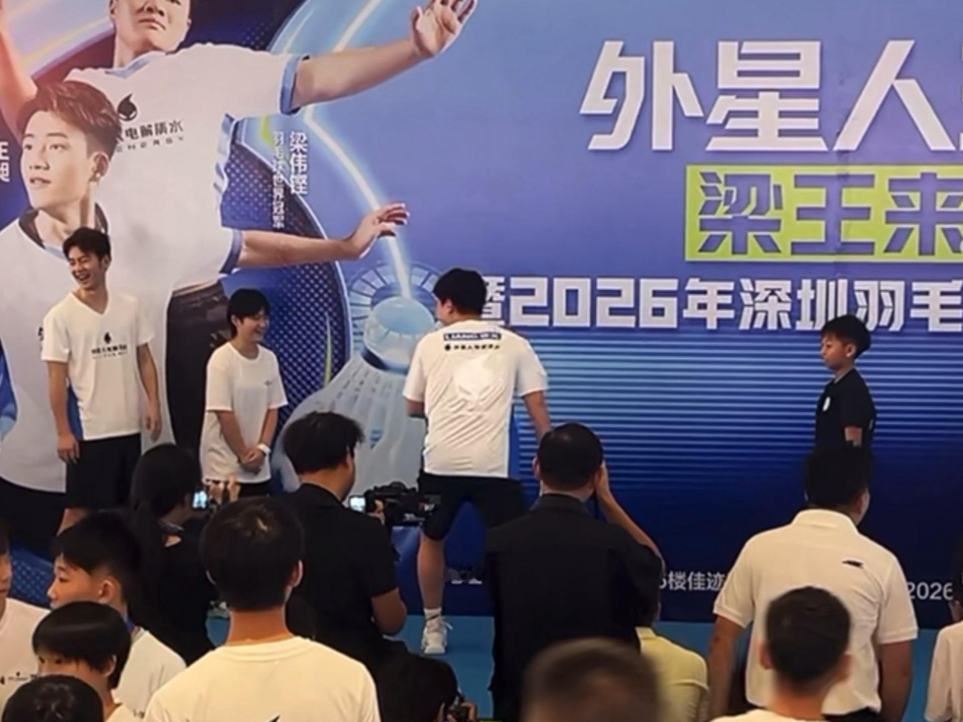 第一把大意了没抢到球立马回头找小昶昶 ​​​