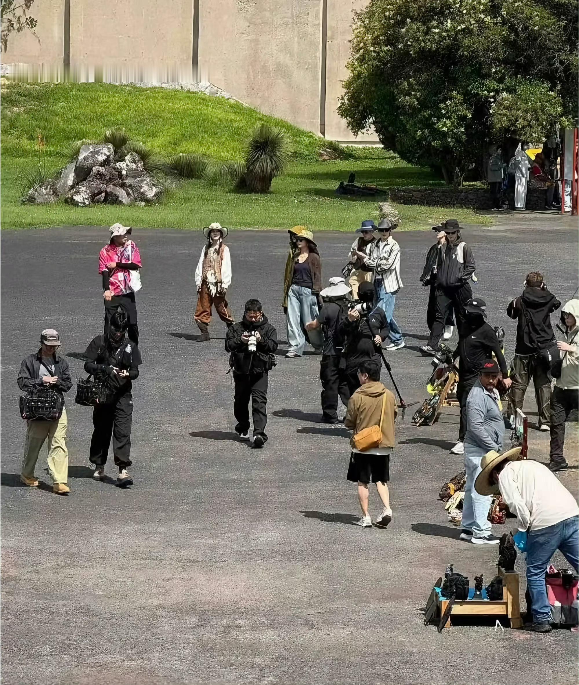 花少8去了墨西哥也不忘进货 原来明星旅游也爱“进货”呀，林依晨在队伍里的样子太可