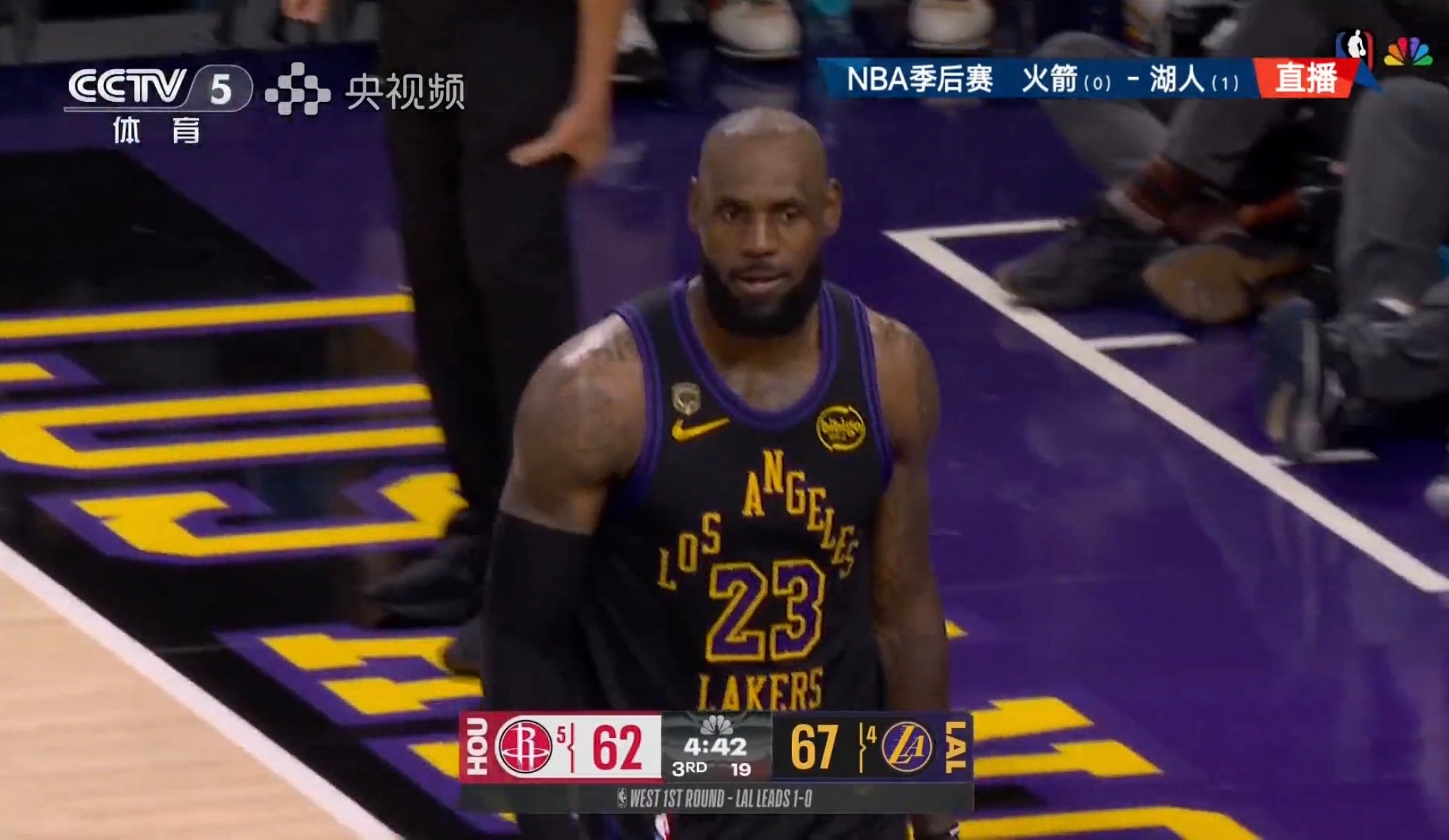 看了会第三节下场前的老詹，真的每一回合都在全力奔跑，他在燃尽自己，我隔着屏幕看的