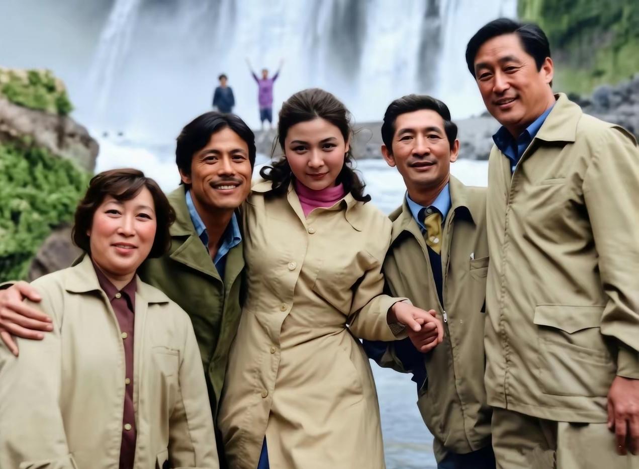 复古杀疯了！一张绝版80年代老合影，我只认出黝黑亮眼的马精武，还有稳居C位、温婉