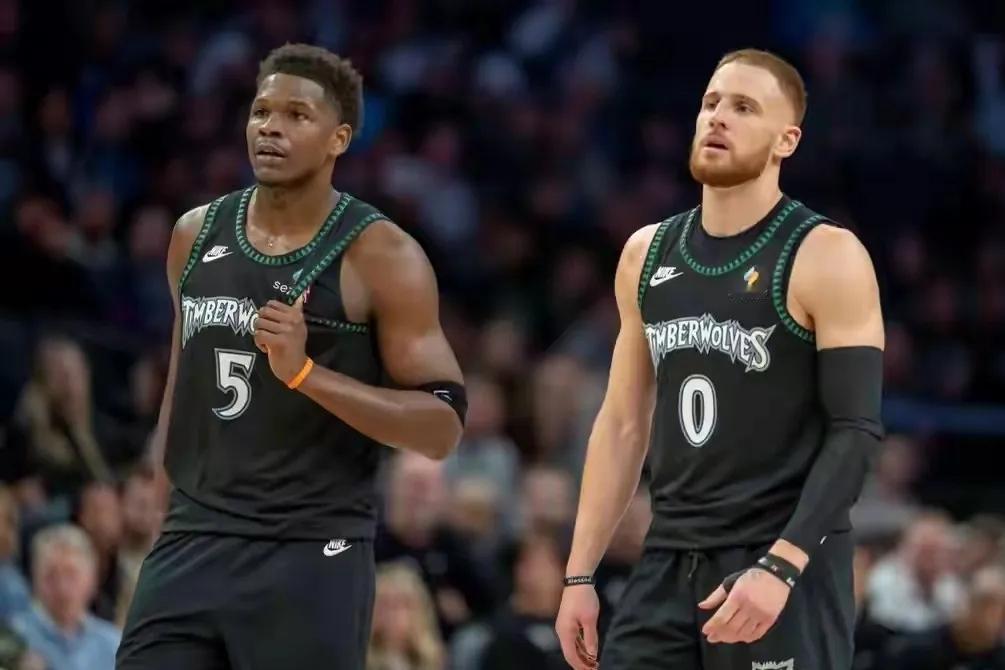 森林狼虽然赢下掘金
但是连伤两员大将
系列赛还未结束
能不能过掘金还不好说
多姆