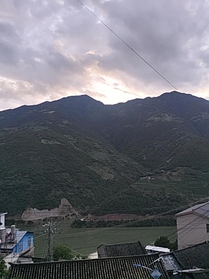 傍晚时分站在澜沧江畔，那大山峡谷间的云，壮观得让人失语。
澜沧江的云海是滇西南冬