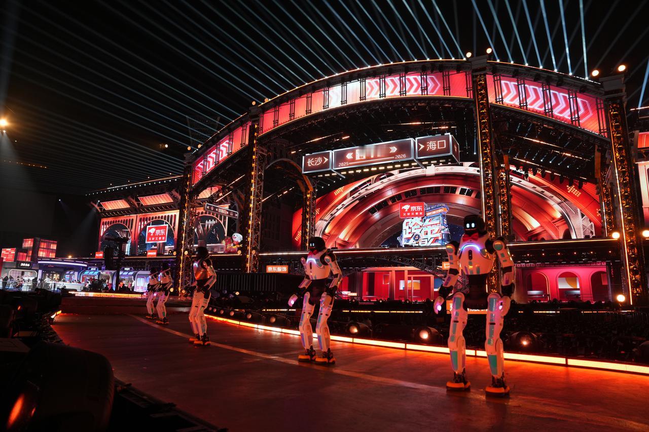 刚刚过去的跨年夜，智元机器人天团在湖南卫视彻底火了！灵犀X2和王心凌同台唱跳《爱