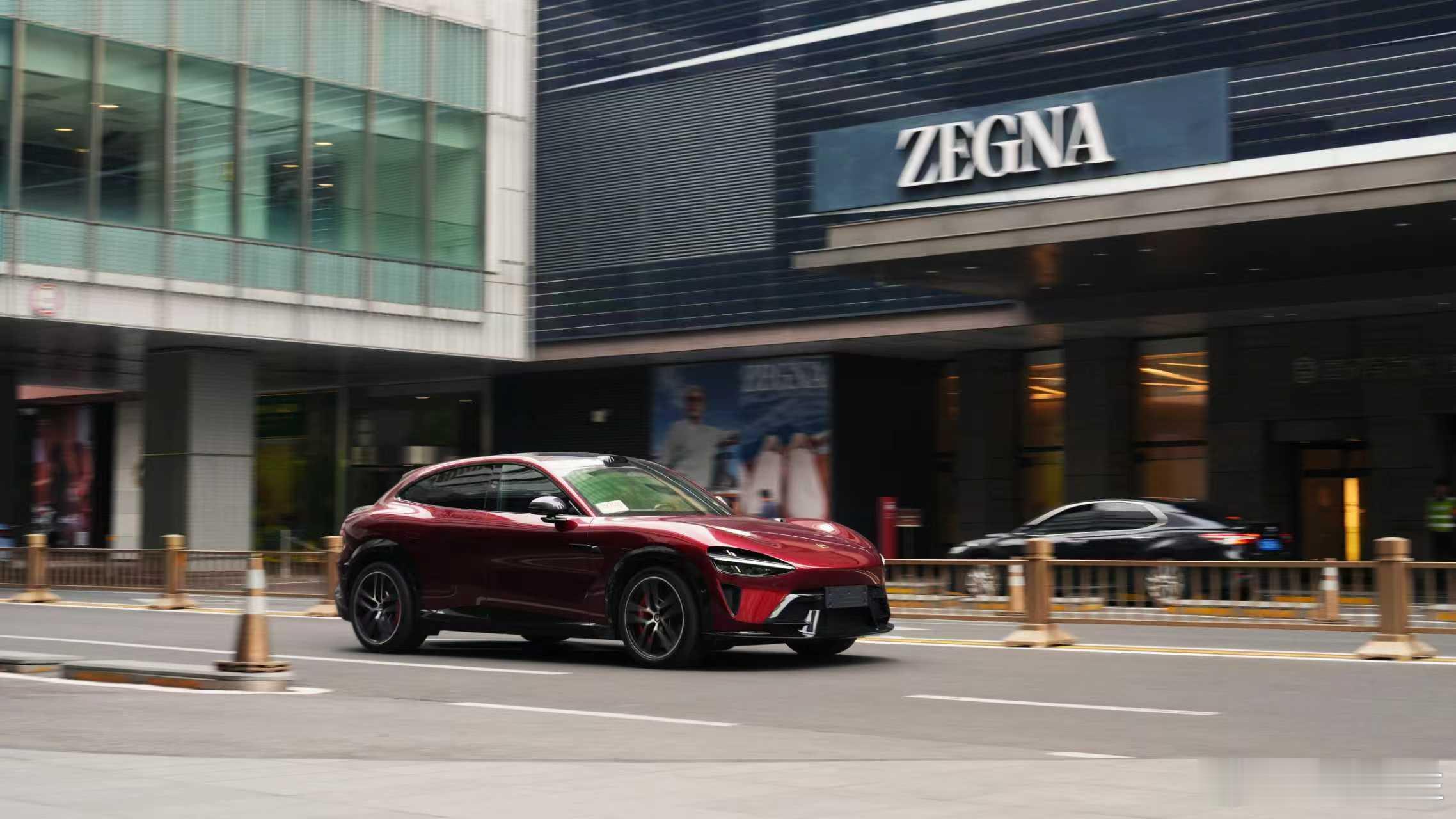 小米YU7GT车厘子红实车曝光实车来了，帅不帅？ 