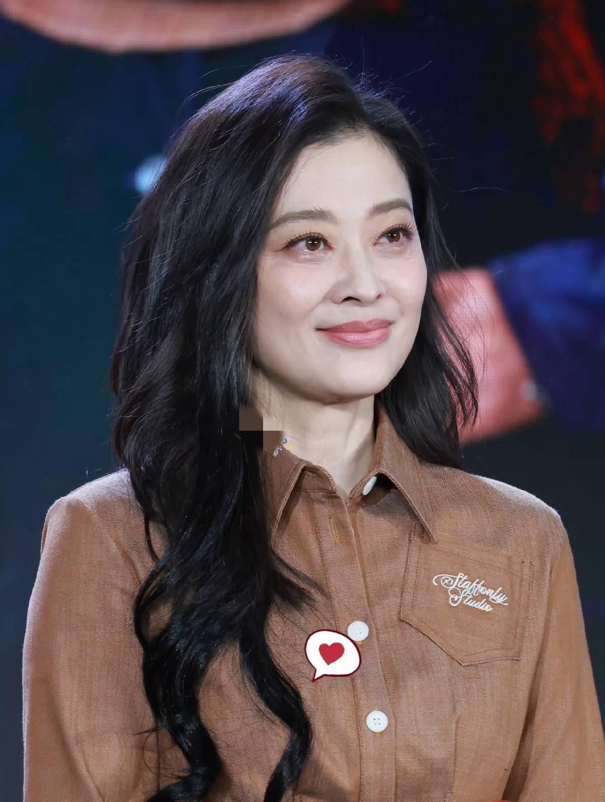 梅婷去《太平年》剧组探班，结果被导演临时“扣下”，客串出演俞大娘子。 
朋友朱亚