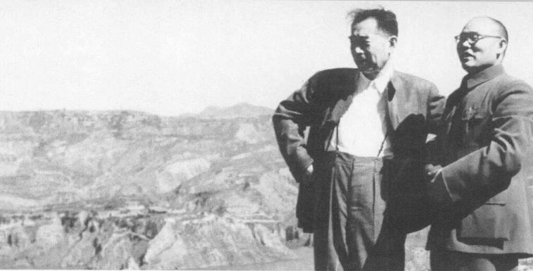 周恩来全神贯注地凝视着三门峡水库，风吹乱了他的头发。