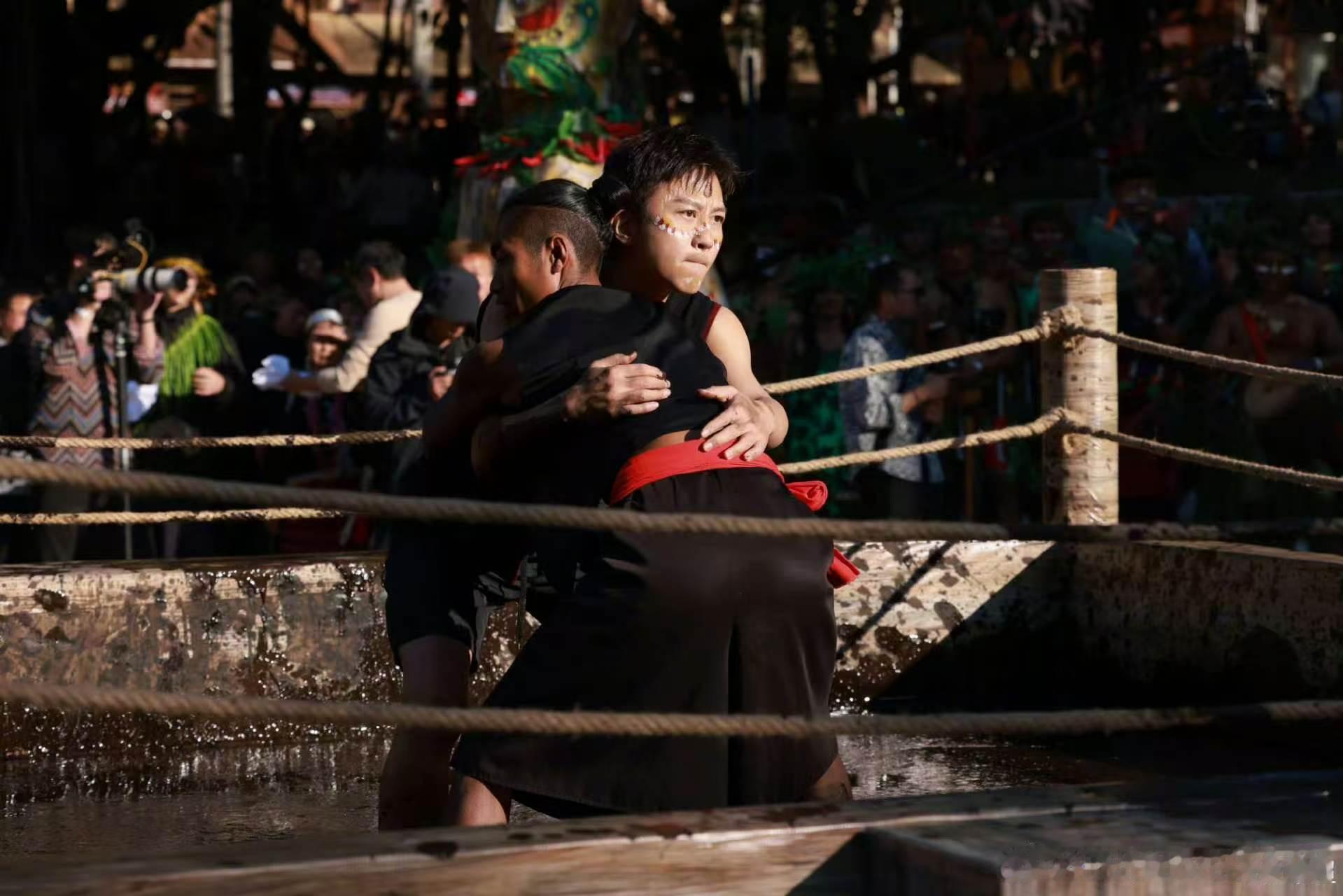 马頔说邓超好油啊哈哈哈哈哈邓超现在洗澡离不开黑泥 谁懂啊，邓超赢了泥潭摔跤后彻底