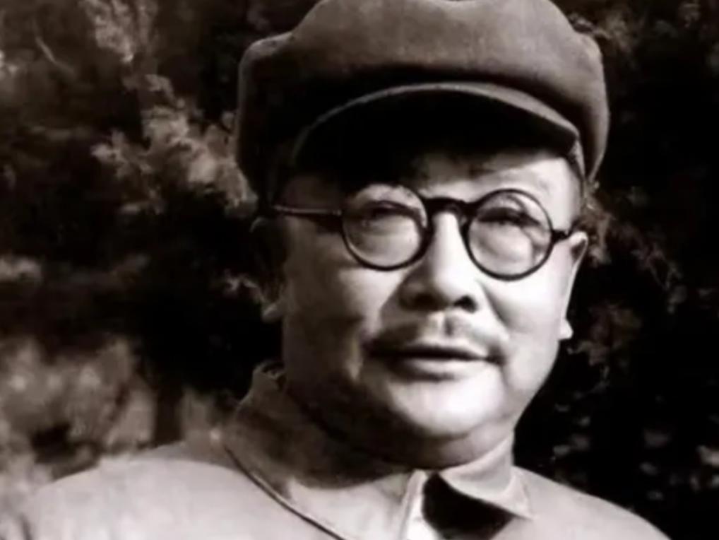 1957年10月25日，李克农吃完午餐后，自感头昏，便想出去透透空气，刚迈出门槛
