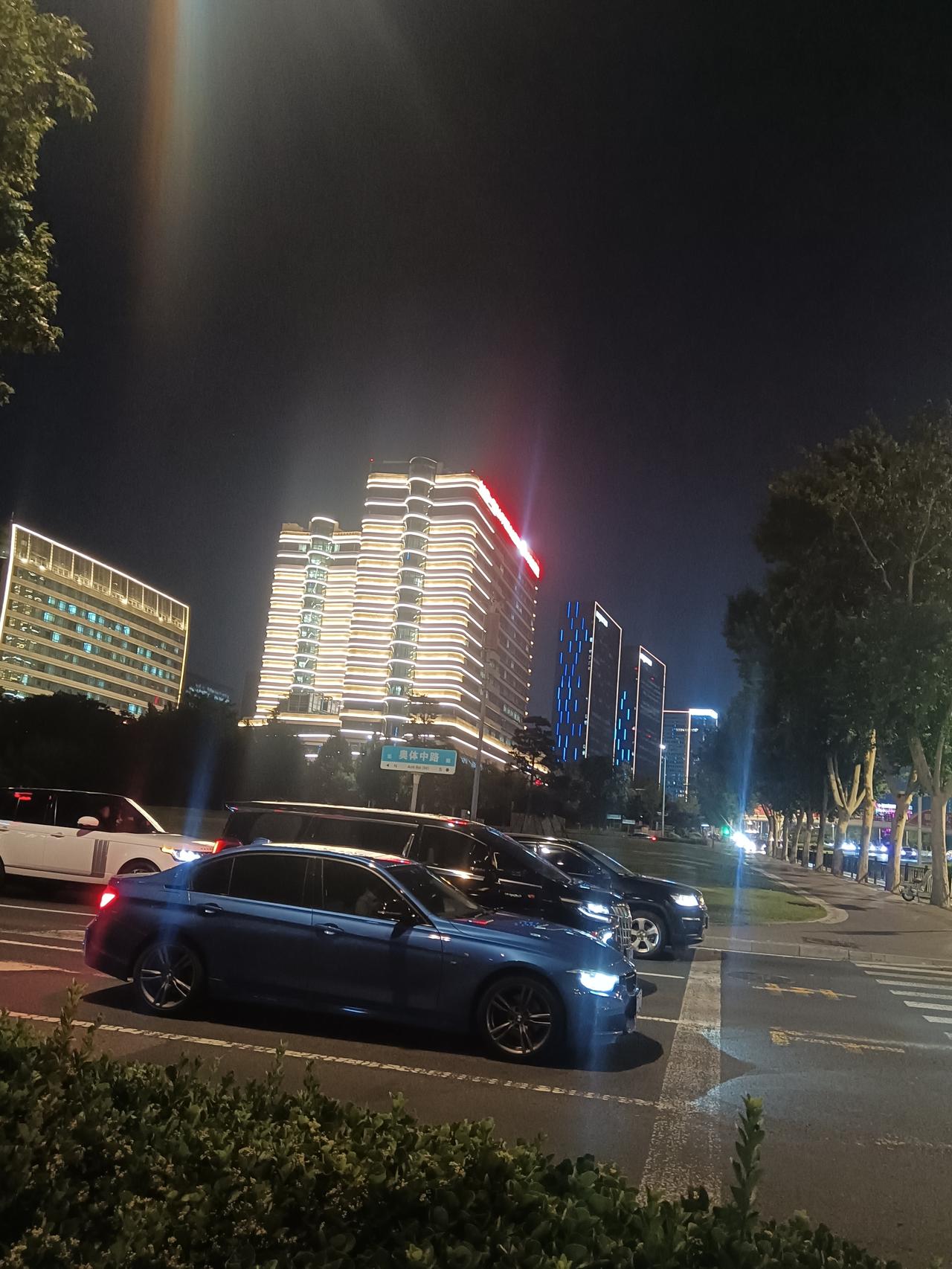 灯红酒绿的省立医院，灯光秀可以促使病人痊愈吗？