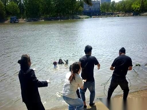 刚把4个人从河里拽上来，对方湿淋淋地走过来，第一件事不是说谢谢，而是掏出手机：“