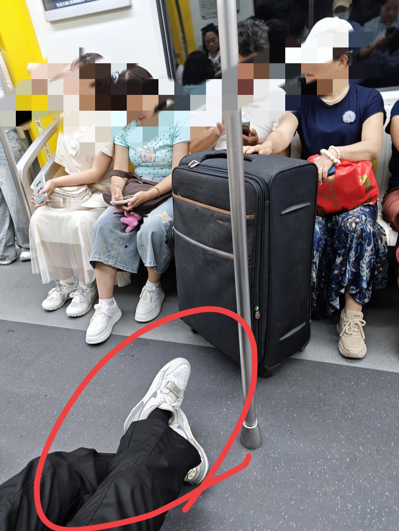 地铁上的空间原本是很狭窄，可有些人就是不太注意小节，坐在座位上，把两条大腿伸出去
