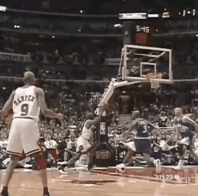 乔丹的滞空。
别老说滞空时间，在地心引力面前，所有人都平等的，跳得再高，下落速度