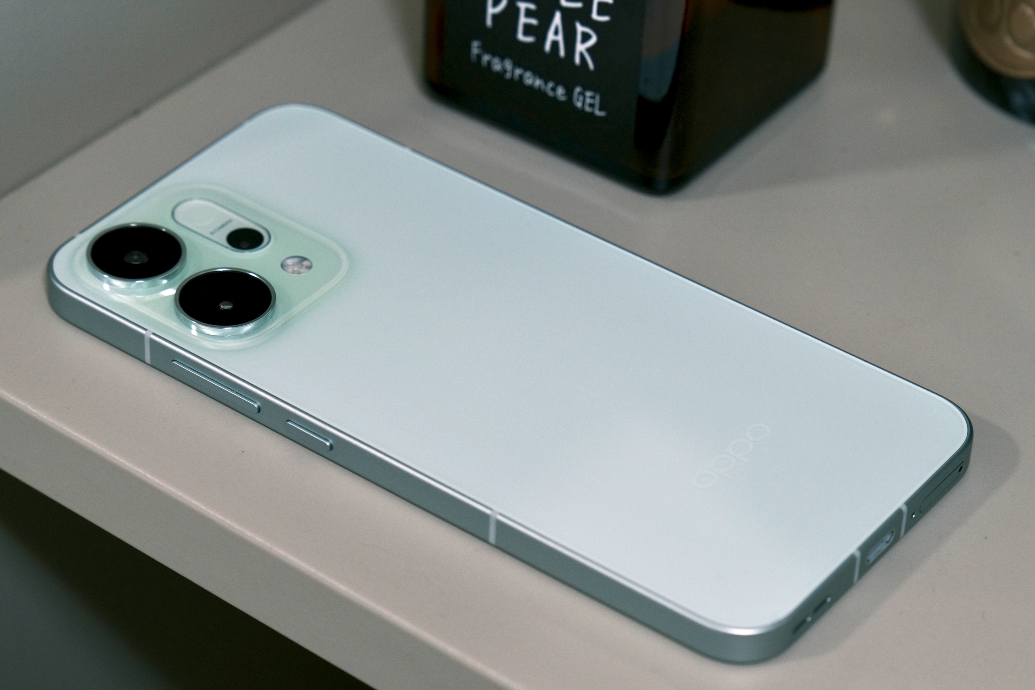 OPPO Reno14 可以说是超薄机型里最面面俱到的，我媳妇特别喜欢这个机器。