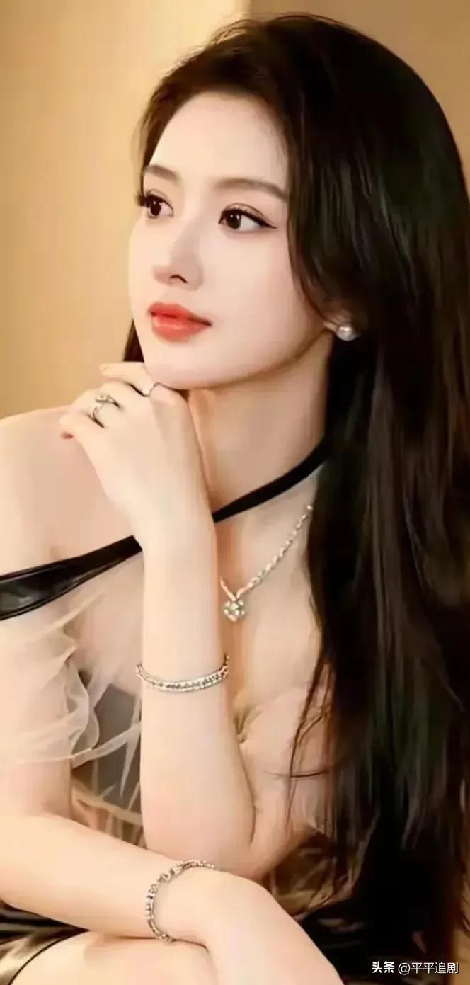 暖光漫落，长发摇曳，藏着不动声色的优雅✨
温柔治愈款美女 手机相册美照