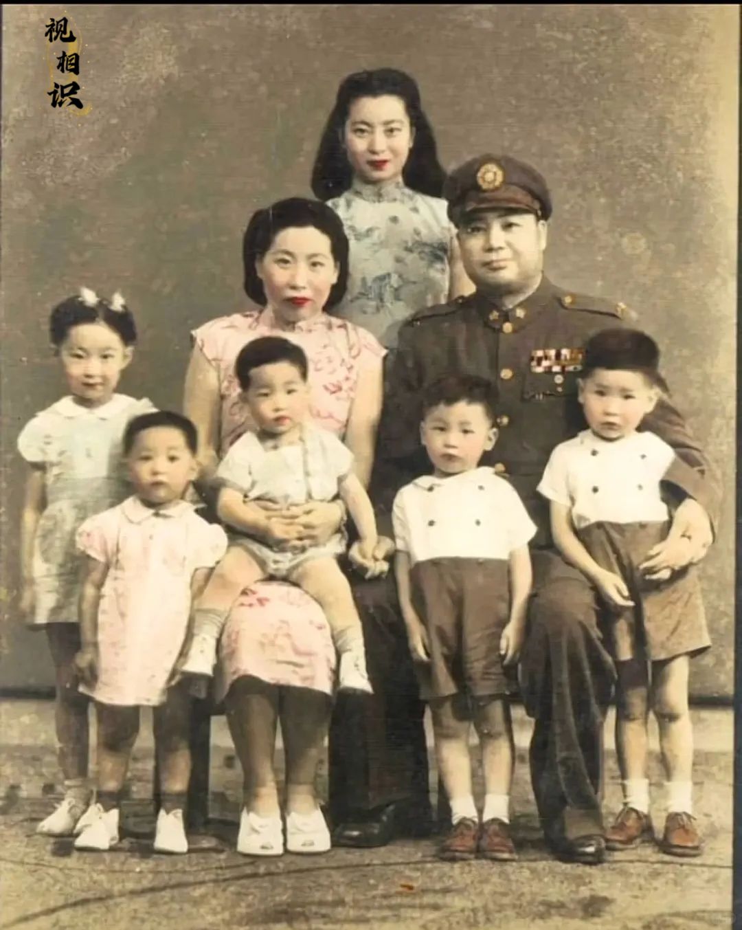 1948年，抗日名将关麟征的全家福合影，他是陕西鄠县人，毕业于黄埔一期，随后在北...