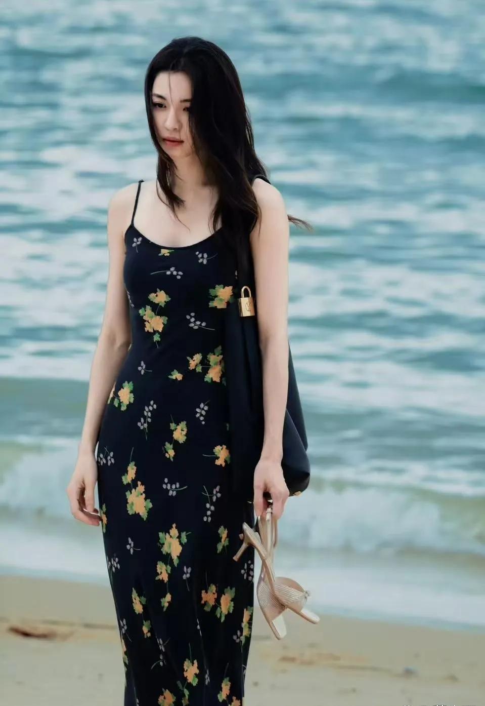 救命！钟楚曦这海边穿搭也太绝了吧！
黑底碎花吊带裙，又纯又欲，还自带清冷氛围感，