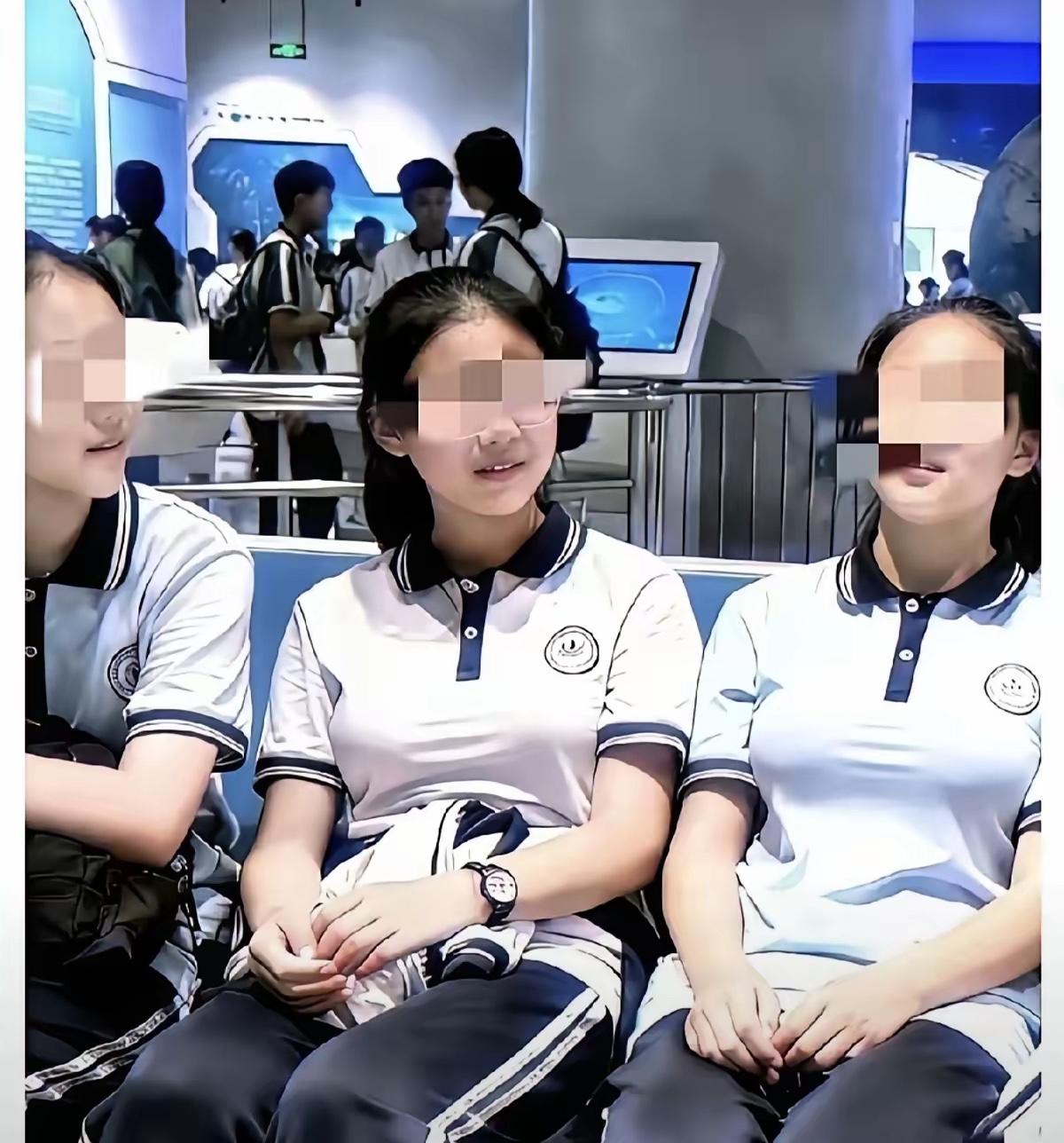 现在的校服设计，真的太让人无语了！明明是一脸稚嫩的初中生，偏偏穿上这种修身紧身的
