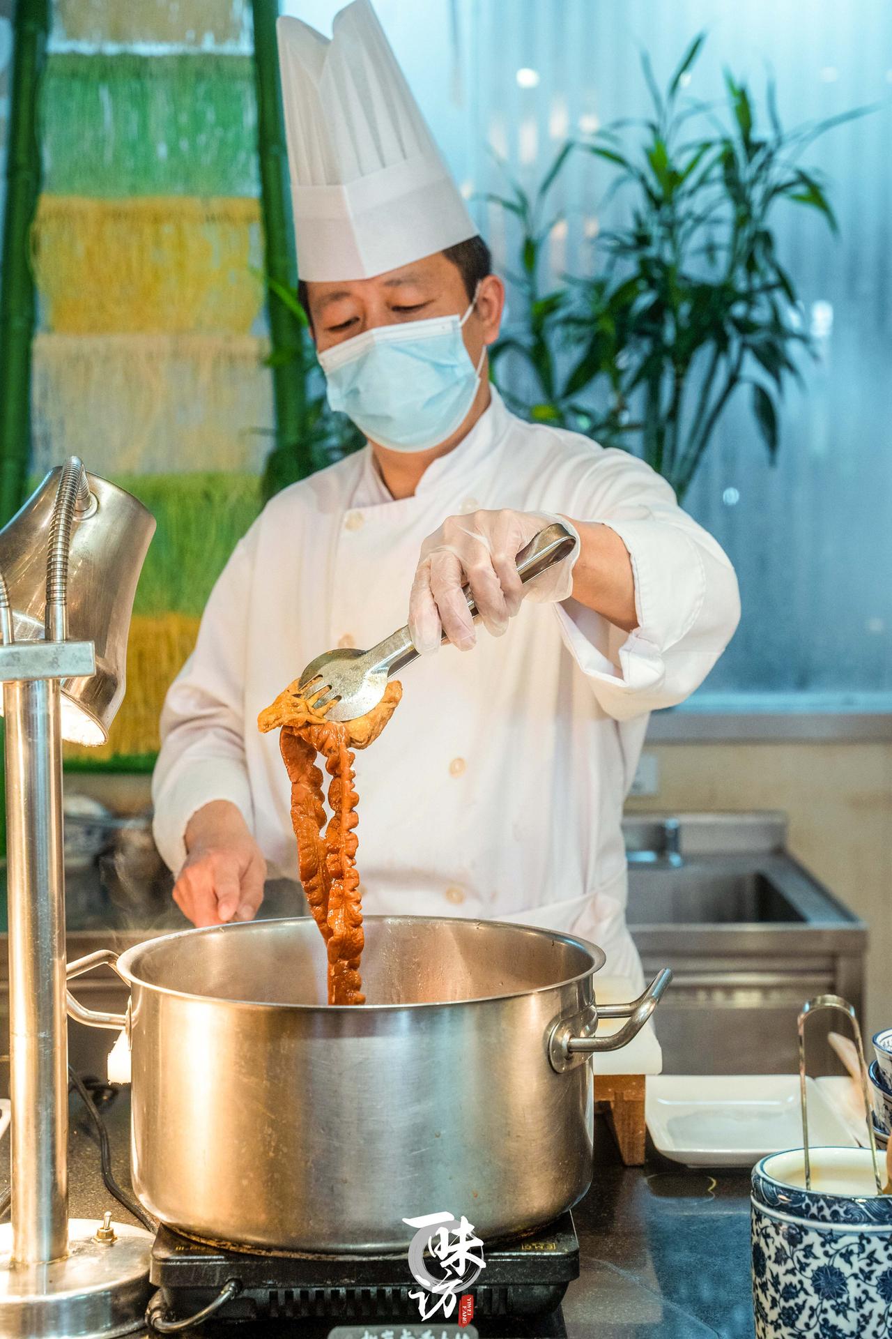 在星级酒店吃北京卤煮，到底臭不臭？
北京卤煮也是北京的一道特色小吃，兴起于北京的