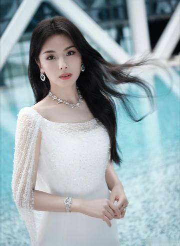 刘涛水边大片好仙 谁懂什么是神女？刘涛最新的大片就让我们感受到这种与之呈现出来的
