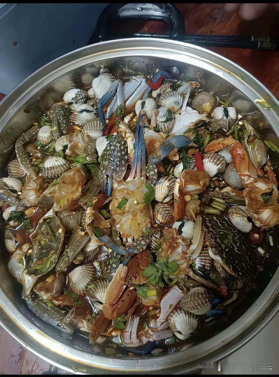 老婆花了一下午时间做的独门菜，
大家觉得配什么酒 🥂 🍷 🍺 比较好呢？